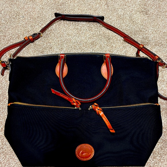 Handbags - Dooney and Bourne purse brand new !!!